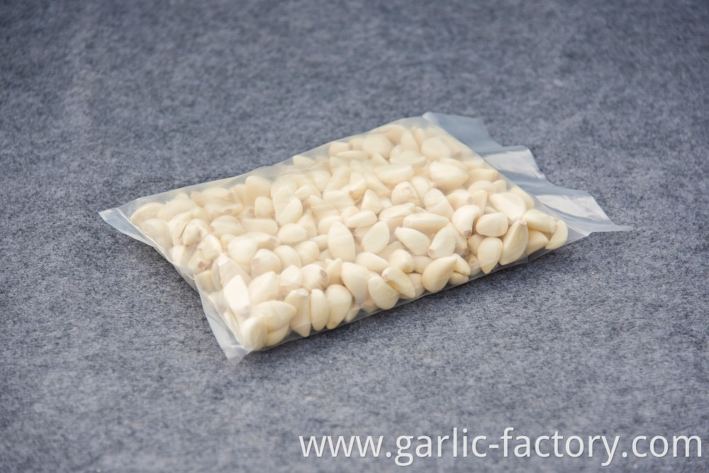 Vacuum packaging peeled garlic